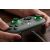 Kezek tartják a 8Bitdo Ultimate C vezetékes kontrollert Xboxhoz, sötétzöld, használat közben