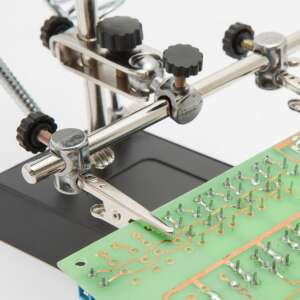 Držiak dielov s lupou a krokosvorkami až 10x zväčšenie