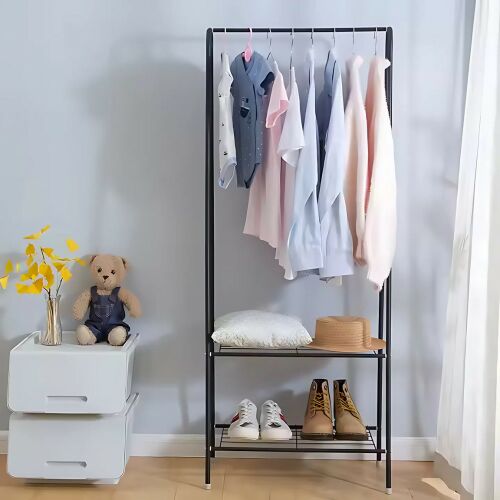 Minimalistyczny czarny metalowy wieszak na ubrania z półkami na ubrania, buty i akcesoria