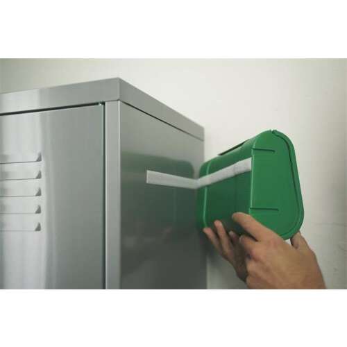 TESA ON&OFF Universal Klettband, selbstklebend, weiß, hält eine grüne Box an einem Metallschrank