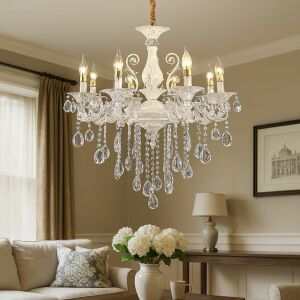 Elegancki żyrandol kryształowy SANSSOUCI Magno z 8 żarówkami w udekorowanym salonie - Lampy i oświetlenie