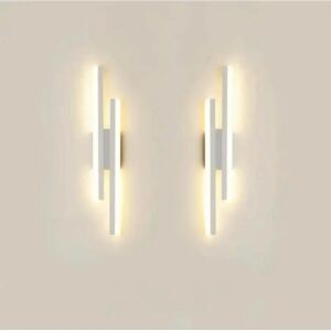 Pereche de lămpi de perete Soho LED acrilice albe care iluminează un perete. - Aplice perete