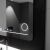Близък план на функциите на LED огледалото Harmonie MotionGlow Marcello: цифров часовник, сензор за докосване и осветен увеличителен кръг