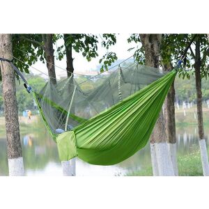 Zöld kemping függőágy szúnyoghálóval erdei környezetben. - Kemping függőágy
