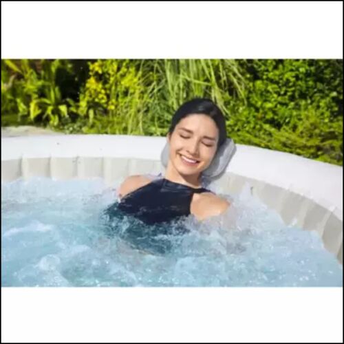 Nő pihen a BESTWAY Lay-Z-Spa Jacuzzi Fejtámla Párnával