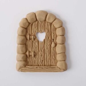 Hőre lágyuló fa tündér ajtó szív alakú ablakkal, 8x6 cm, miniatűr kertekhez és kézműveskedéshez - Fa felirat & dekorációs elem