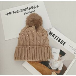 Téli kötött sapka pomponnal és gyöngyökkel világosbarna CZ35WZ3