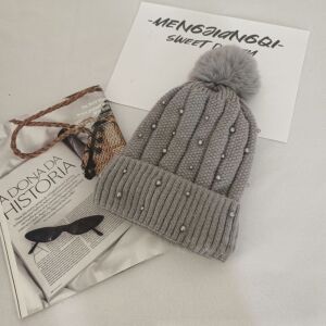Téli kötött sapka pomponnal és gyöngyszürke CZ36WZ2