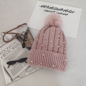 Téli kötött sapka pomponnal és gyöngypor rózsaszín CZ36WZ1