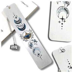 Ezüst fém könyvjelző a Hold motívumával.