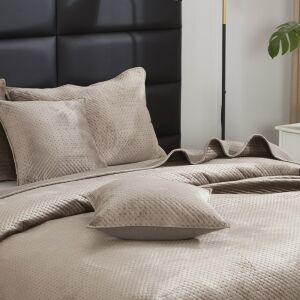 Bézs Maya Velúr Ágytakaró Geometrikus Kereszt Mintával az Ágyon - Ágytakaró