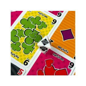 Игра на карти Papayoo в близък план с карти и зарове - Gigamic