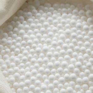 Közelkép polisztirol gyöngyökről babzsák utántöltéshez - Babzsákfotel & Ülőke