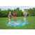 Kinder spielen auf der aufblasbaren Wasserspielmatte Bestway Underwater S mit Wasserspritzern