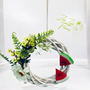 Zikk Zakk Flowers GÖRÖGDINNYE NYÁR KOSZORÚ, görögdinnye nyári koszorú fehér virágokkal és zöld lombozattal - Ajtódísz