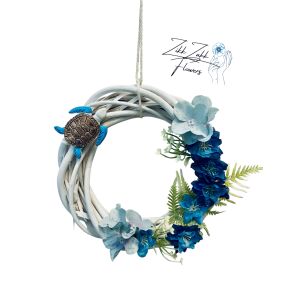 Zikk Zakk Flowers Kék Teknős Koszorú fehér háttéren, kék és fehér virágos koszorú teknőssel - Ajtódísz