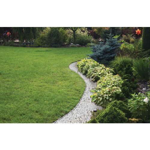 Bradas Easy Border hellgraue Rasenkante im Einsatz, die ein Blumenbeet begrenzt.