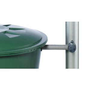 RAPIDO Regenwasserfass-Anschluss an einem grünen Regenwassertank installiert - Garten