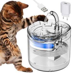 Katze spielt mit dem Automata Haustier-Trinkbrunnen, automatischer Wasserspender mit USB-Netzteil - Viehzucht