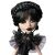 Közelkép a Monster High Wednesday baba arcáról