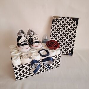 Tipegő kis cipő pelenkatorta , 2-5 kg pelenkatorony, babaváró csomag (etető cumi)