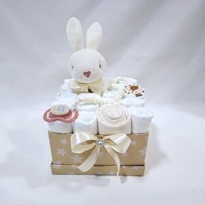 Nyuszi cumilánccal pelenkatorony, pelenkatorta babaváró csomag 4-8kg, kelengye