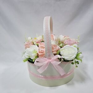 Ünnepi virágcsokor, virágdoboz, örökcsokor, kézicsokor, ajándék (édességgel)