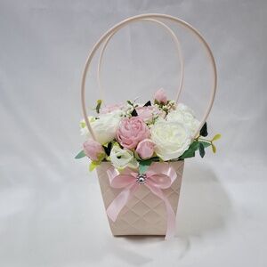 Ünnepi virágcsokor, virágdoboz, örökcsokor, kézicsokor, ajándék (édességgel)