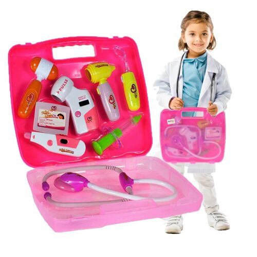 Kislány orvosnak öltözve rózsaszín játék orvosi készlettel