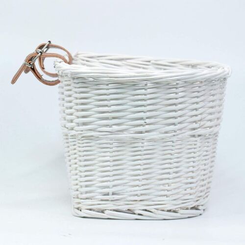 Fehér rattan kerékpárkosár bőr szíjakkal, fehér alapon