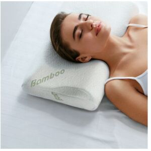 Жена спи на ортопедична възглавница от мемори пяна Retoo за облекчаване на болката във врата - Декорация