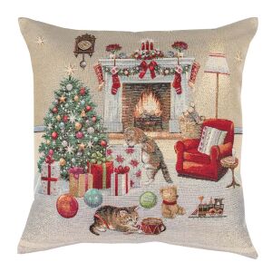 Față de pernă Home of Christmas Gobelin cu un brad de Crăciun, șemineu și pisoi care se joacă cu cadouri. - Perne decorative