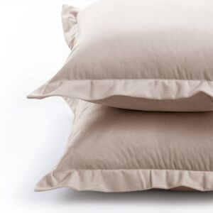 Ułożone w stos jasnobeżowe aksamitne poszewki na poduszki RESTILO - Pościel
