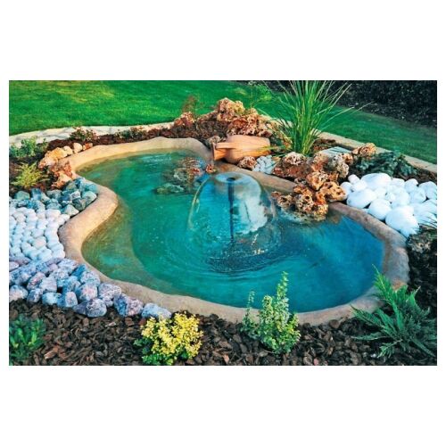Kerti tó kék-zöld PVC fóliával bélelve, sziklákkal és növényekkel díszítve