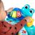 Baba a Neptune teknős játékkal játszik a Baby Einstein ugrálón