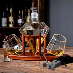 Diamant Deluxe dekantáló készlet két pohárral és fa állvánnyal, whiskyvel töltve - Báreszköz
