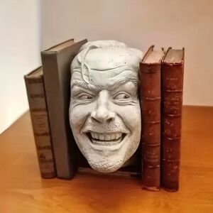 Funny Face kártyatartó, műgyantából, vicces és kifejező arc, 14 cm magas, 8 cm széles, 11 cm mély, elég nagy ahhoz, hogy a legnehezebb kártyákat is megtartsa.