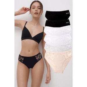 Set de chiloți cu dantelă florală Dollcini purtat de model - Îmbrăcăminte pentru femei