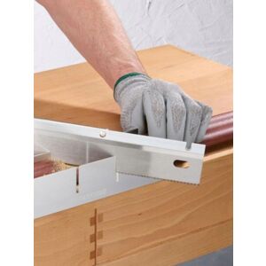 PARKSIDE Illesztőfűrész használat közben fecskefarkú kötést vág - Parkside