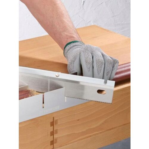 PARKSIDE Illesztőfűrész használat közben fecskefarkú kötést vág