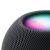 Zbliżenie głośnika inteligentnego Apple HomePod mini w kolorze gwiezdnej szarości