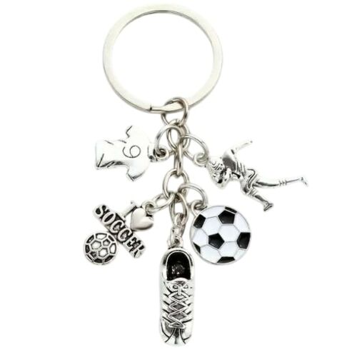 Foci témájú kulcstartó labda, cipő, mez és játékos charmokkal