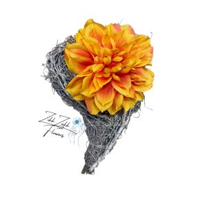 Szív alakú sírdísz nagyméretű virággal