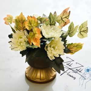 Arany talpas sírdísz fehér krizantémokkal