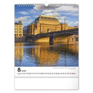 REALSYSTEM Prague 2026 Falinaptár - Augusztusi oldal a Nemzeti Színházzal - REALSYSTEM