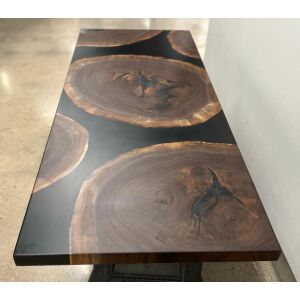 Stół z żywicy epoksydowej z wstawkami z drewna orzechowego - Sztuka i hobby