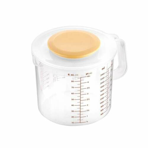 DELÍCIA 1.5L Measuring Cup with Lid, angled view
