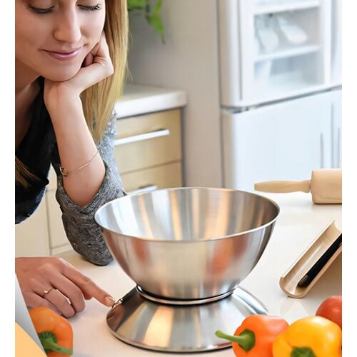 Rozsdamentes acél digitális konyhai mérleg használat közben