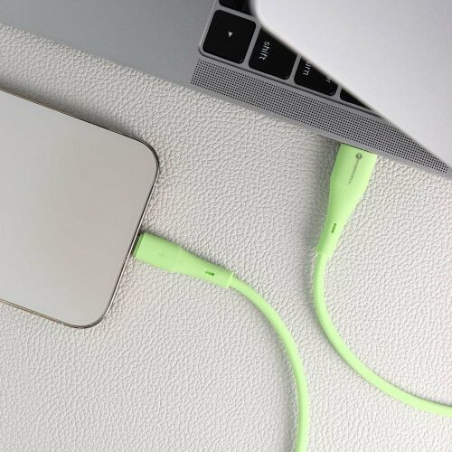 Cablu Lightning verde Forcell F-Energy conectat la iPhone și laptop