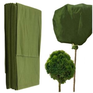 Colaj cu pătura verde pliată de protecție împotriva înghețului și planta acoperită cu aceasta - Saci protectie plante